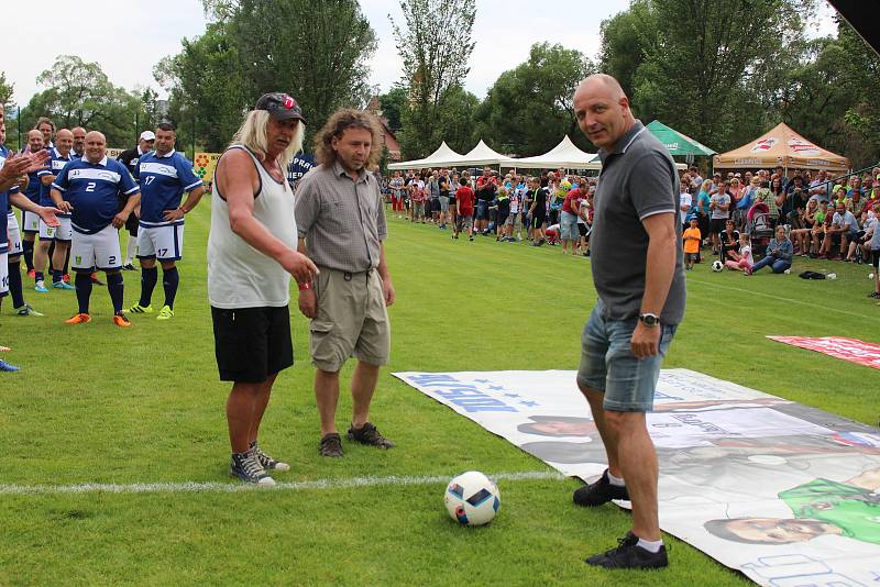 Strunkovická stará garda se rozešla s týmem sportovců a umělců smírně 8:8.