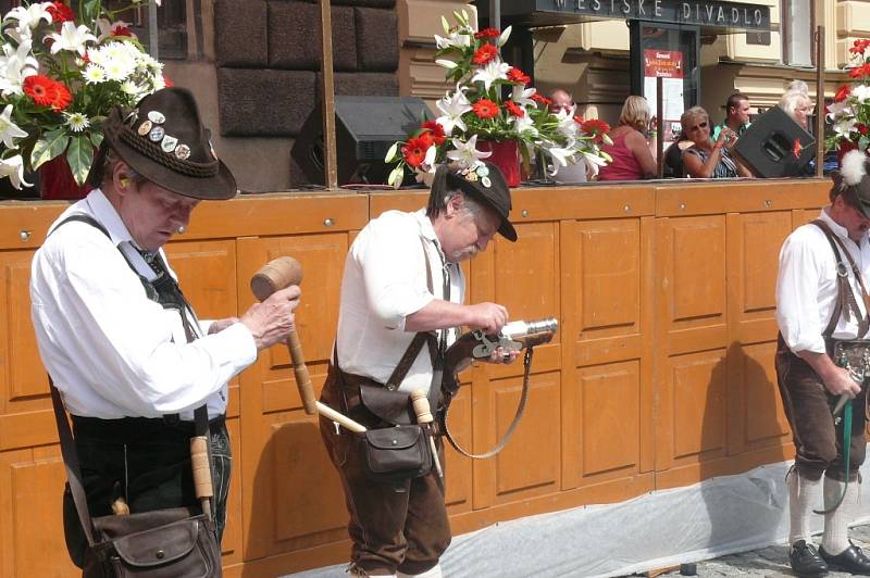 Sobotní program Slavností Zlaté stezky v Prachaticích odstartoval příchod historického průvodu s hlavním hostem letošních slavností Helenou Vondráčkovou.