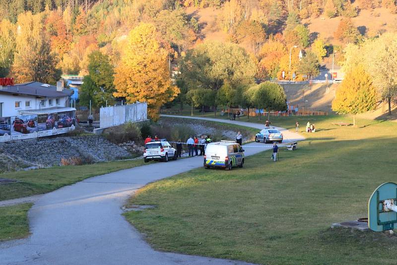 Policisté v řece Volyňce našli lidské tělo.