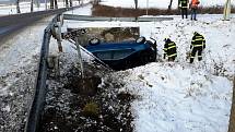 Zásahy hasičů v úterý 16. ledna. Dopravní nehoda osobního vozidla u Chvalšin.