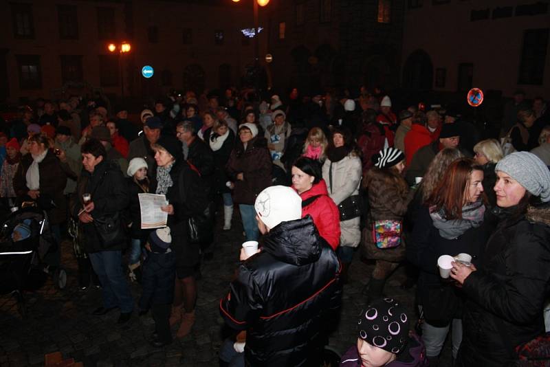 Česko zpívá koledy podpořili i Prachatičtí na Velkém náměstí.