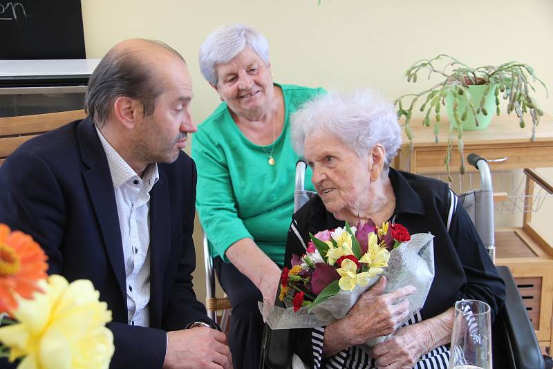 K úctyhodnému životnímu jubileu přišel Marii Záhrebové gratulovat do Domova seniorů Mistra Křišťana starosta Prachatic Martin Malý.