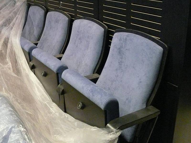 Tak to jsou ony, sedadla, která by měla být pro diváky pohodlnější nejen svým tvarem, ale především prostorewm mezi řadami a také vyšším počtem.