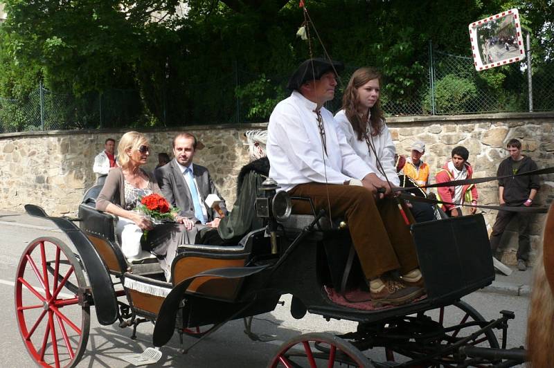 Sobotní program Slavností Zlaté stezky v Prachaticích odstartoval příchod historického průvodu s hlavním hostem letošních slavností Helenou Vondráčkovou.