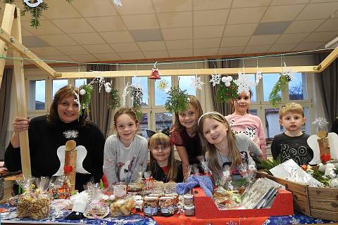 Tradiční vánoční trh si užily děti v ZŠ Vodňanská. Na pár hodin se celá škola proměnila v jedno velké tržiště.