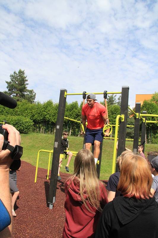 U Národky je nové workoutové hřiště. Radost z něj mají hlavně děti.