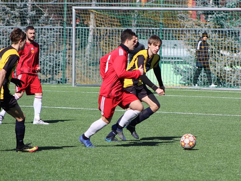 Tomáš Pecka (v červeném s číslem 10) nastřílel Milevsku v barvách Prachatic tři góly a stal se nejlepším kanonýrem víkendu v kraji.