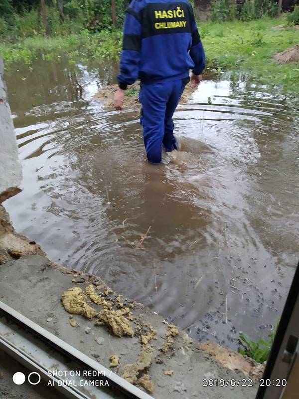 V Chlumanech zalila několik domů voda z rozvodněného potoka a rybníka.