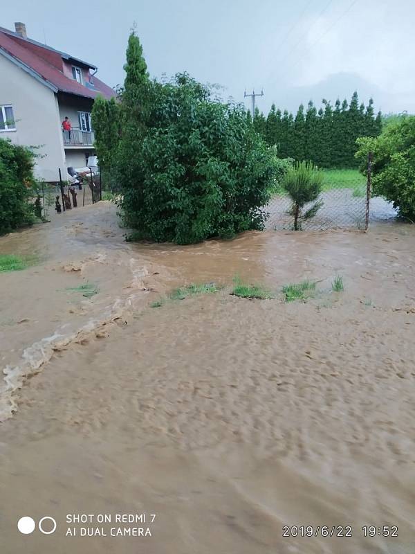 V Chlumanech zalila několik domů voda z rozvodněného potoka a rybníka.