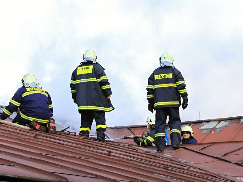 Sbory dobrovolných hasičů Čkyně, Vacov, Vlachovo Březí a profesionální jednotky z Vimperka a Prachatic zasahovaly ve středu při požáru bytu v areálu firmy Lignointerier ve Čkyni.