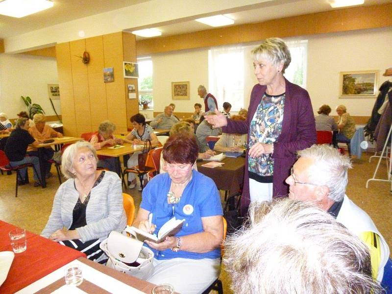Rada prachatických seniorů navštívila místa pro seniory v Písku při výjezdním zasedání.