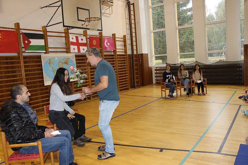 Studenti ze šesti států světa učí celý týden angličtinu žáky volarské základní školy.