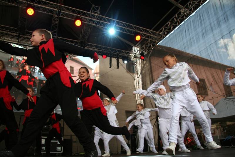 Deset choreografií předvedli na hlavním pódiu při sobotním programu Slavností Zlaté stezky v Prachaticích tanečníci ze studia Crabdance.