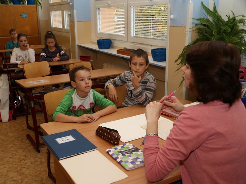 Osmnáct žáků čtvrtých a pátých tříd ze ZŠ Zlatá stezka 240 v Prachaticích se ve čtvrtek odpoledne po vyučování poprvé sešlo na základním kurzu, který by měl skončit závěrečnou zkouškou YLE Starters.