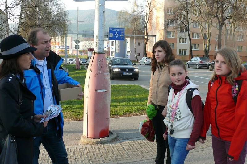 U Základní školy ve Vodňanské ulici v Prachaticích se děti dozvěděly, jak správně přecházet přes přechod. 