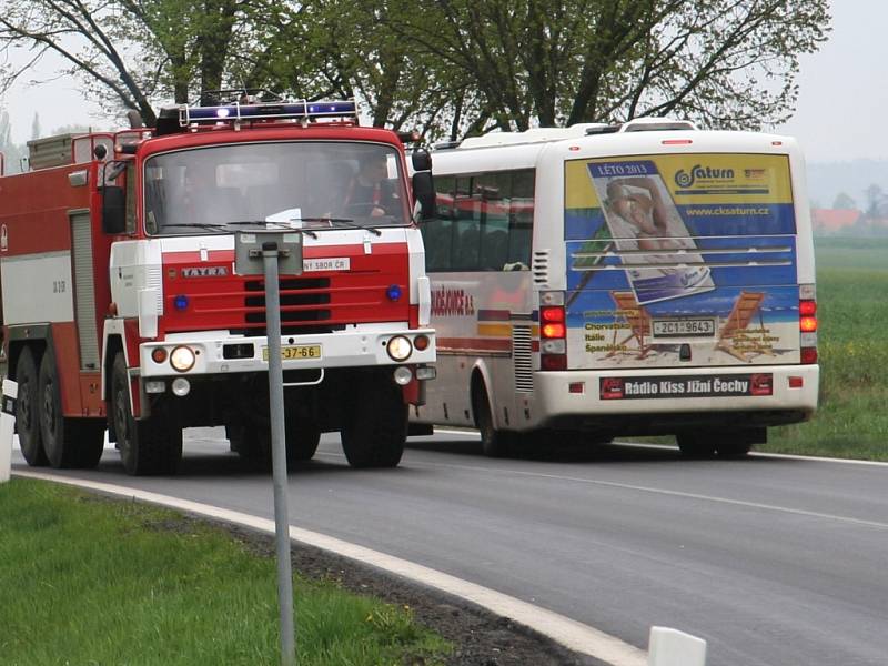 Tři hodiny trvala likvidace nafty na pětikilometrovém úseku silnice u Němčic.