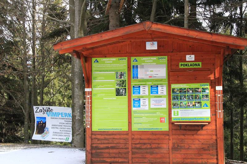 Na šumavském Zadově by se klidně dalo ještě lyžovat, vinou uzavření okresů je ale na Šumavě úplně prázdno.