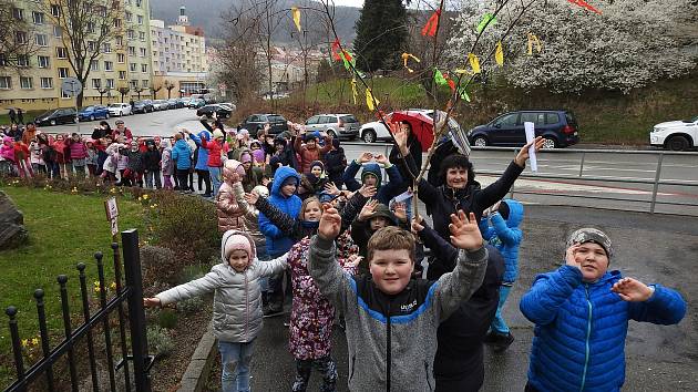 Školáci z Vodňanky poslali zimu po Živném potoce pryč. Chtějí už jaro.