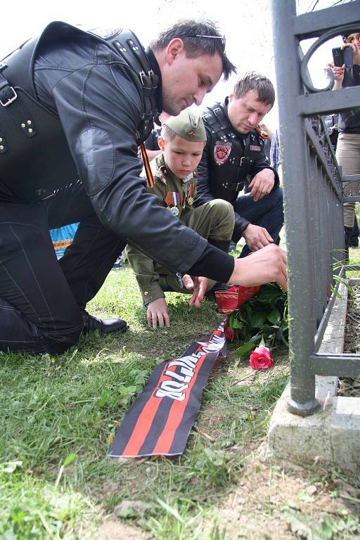 Místo původního památníku leží pod silnicí, konec druhé světové války na Prachaticku připomíná novější. I sem přišli Noční vlci položit květiny.