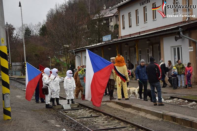 Silvestrovský vlak 2018. Poslední jízda v roce byla  tématicky laděna jako narozeninový vlak.