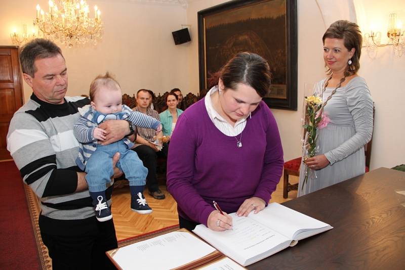 Poprvé v letošním roce přivítali ve čtvrtek v obřadní síni v Prachaticích nové občánky města. 