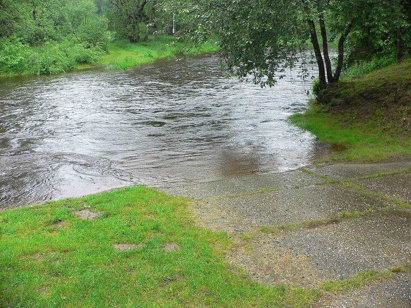 Rozvodněná Vltava na Soumarském mostě.