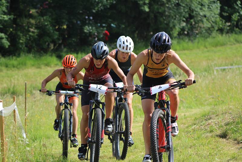 Triatlonistky připravily při Short tracku fanouškům skvělou podívanou.