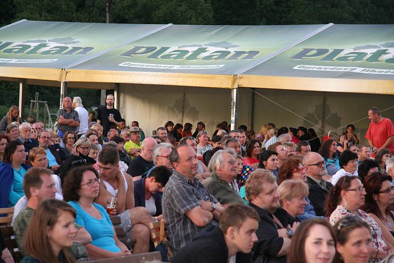 Wabi Daněk pohladil ucho posluchačů HusFestu, Čejka Band všechny parádně roztančil.