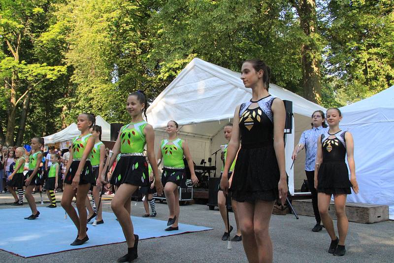 Ve středu 6. července se Husinec probudil do slunného rána. Husovy oslavy jsou až do večera.