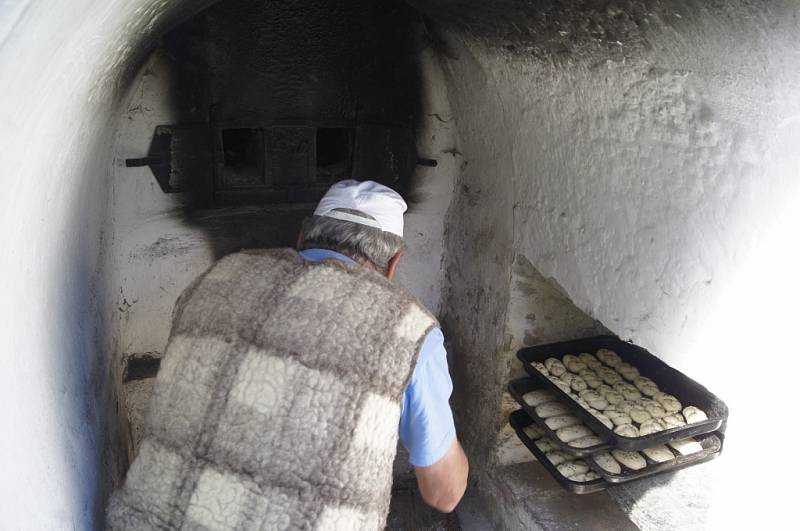 Tradiční pečení chleba v Lenoře.