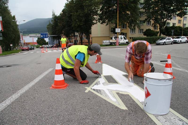 Pracovníci firmy Reno Šumava začali v pondělí v Prachaticích s obnovou vodorovného dopravního značení na silnicích v majetku Jihočeského kraje.