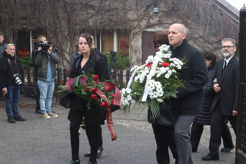 Pohřeb Tomáše Procházky v jeho rodných Prachaticích začíná v 12 hodin. Smuteční hosté přicházejí.