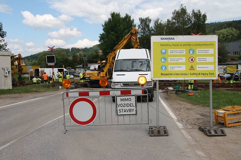 Přes železniční přejezd ve směru z Prachatic na České Budějovice se řidiči nedostanou.