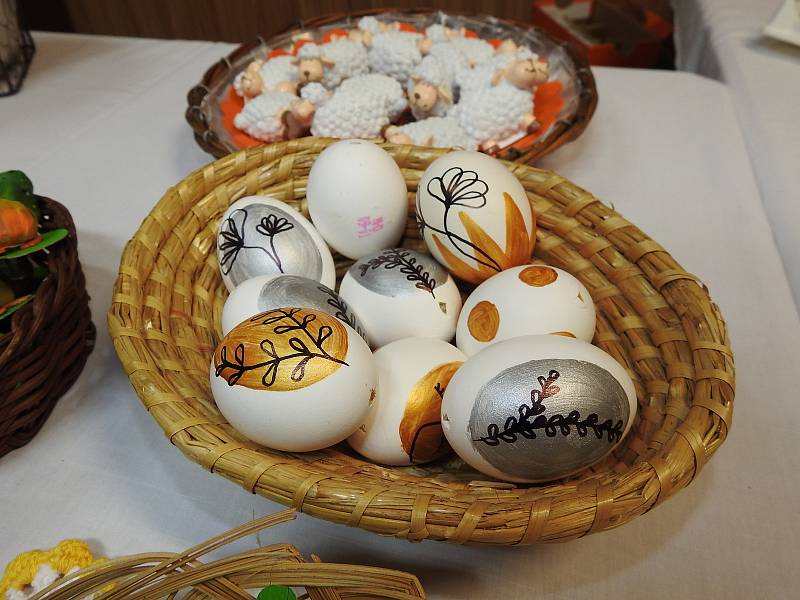 Prodejní výstava velikonočních výrobků na Vodňance je jako tradičně plná krásných dekorací.