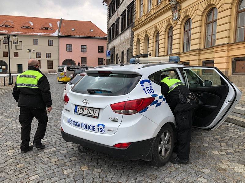 Město Prachatice rozváželo potřebným potravinové balíčky.