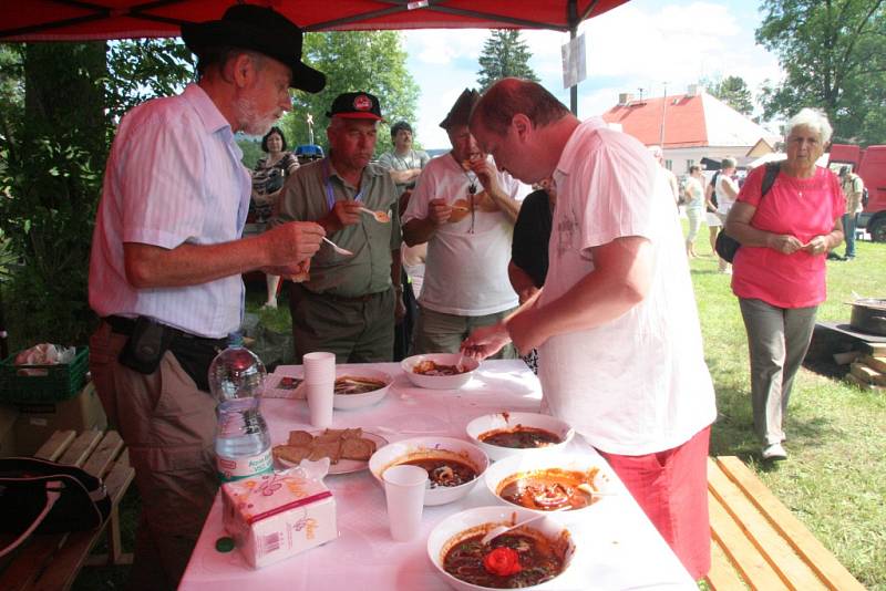 V Lenoře se o Slavnosti chleba soutěžilo také o nejlepší kotlíkový guláš. Vařilo se jich hned sedm, ale ten nejlepší mohl být jen jeden.