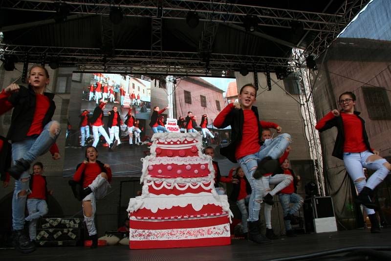 Deset choreografií předvedli na hlavním pódiu při sobotním programu Slavností Zlaté stezky v Prachaticích tanečníci ze studia Crabdance.