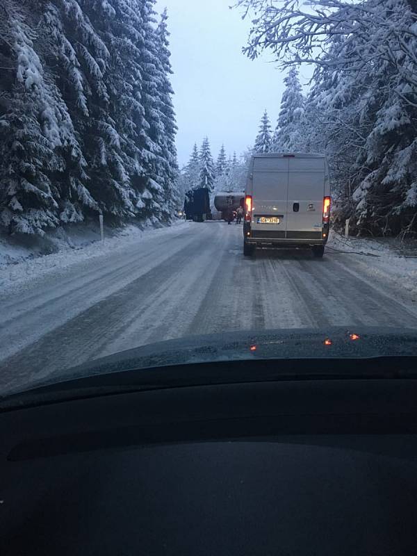 Kamion blokuje silnici z Volar na Lipno u Chlumu.