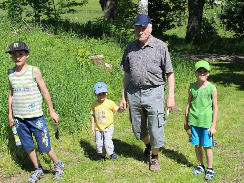 Volarský lesopark ožil pohádkovými postavami, které děti provedly pohádkovou cestou.