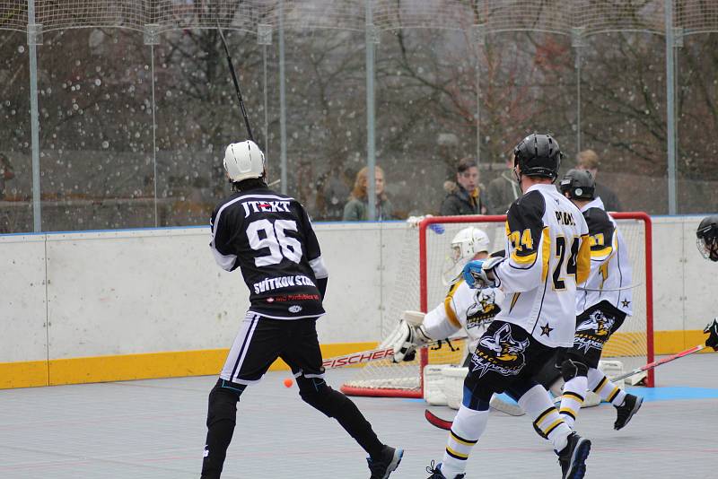 Hokejbalisté HBC Prachatice porazili Svítkov Stars Pardubice 5:2 a jsou ve čtvrtfinále play off.