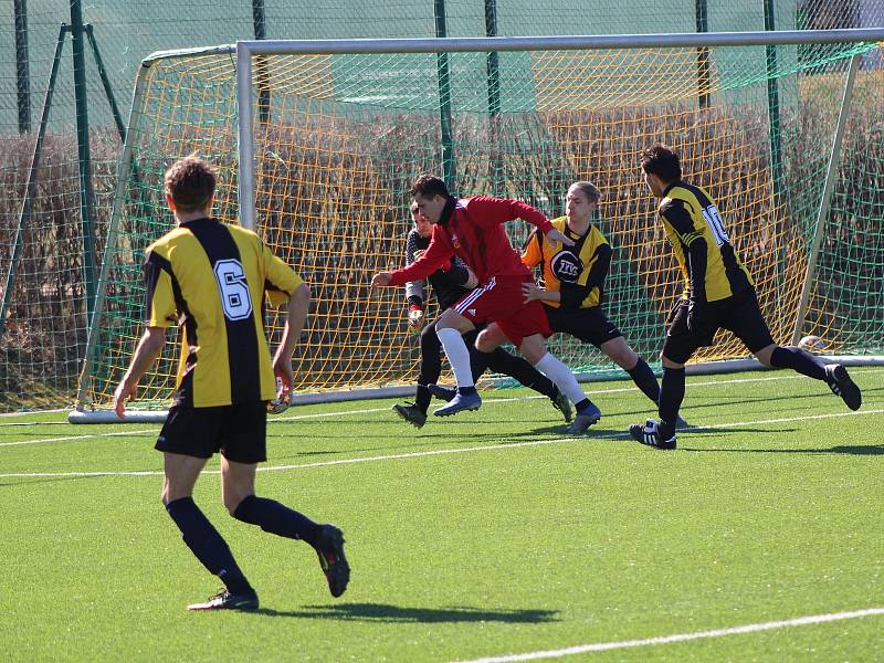 Tomáš Pecka (v červeném s číslem 10) nastřílel Milevsku v barvách Prachatic tři góly a stal se nejlepším kanonýrem víkendu v kraji.