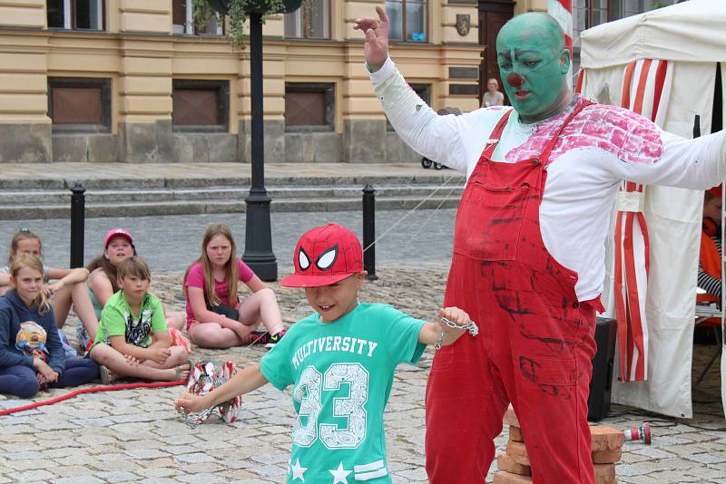 Stan na Velkém náměstí rozbalil při Muzejní noci Brick Cirk Cirkus Sakra. Klaun do svého vystoupení zatáhl i malé diváky. Ti se všichni skvěle bavili.