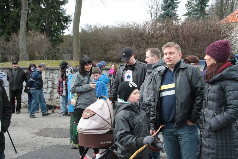 U prachatického hřbitova se opět pekala vajíčka.