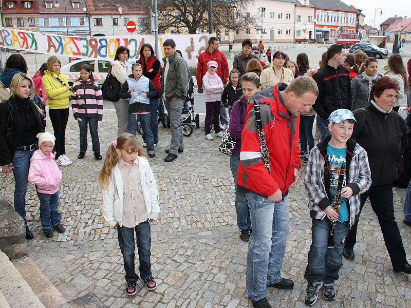 Vlachovobřezská kraslice přilákala desítky lidí.