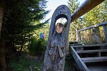Poničenou dřevěnou sochu za sebou na Šumavě nechali turisté v sobotu 16. září.