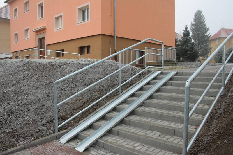 Součástí rekonstrukce ulice U Stadionu byly i nové chodníky, které buď nahradily původní a nevyhovující, nebo i zcela nové. Někde se doplnilo i zábradlí.