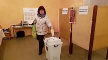 Prachatice okrsek číslo 9 v půl šesté odvolilo 142 že 409 voličů. Na snímku Irena Žižková. 