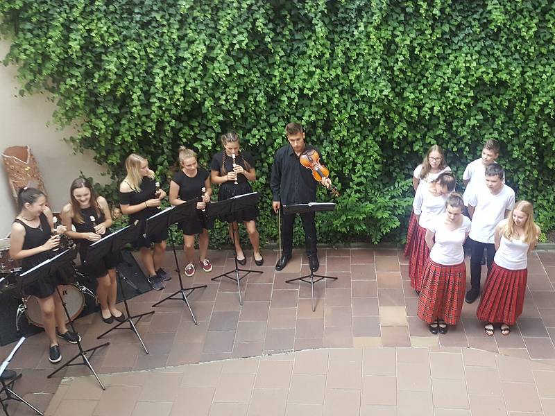 Na dvorku Základní umělecké školy v Prachaticích zakončili studenti hudby školní rok.