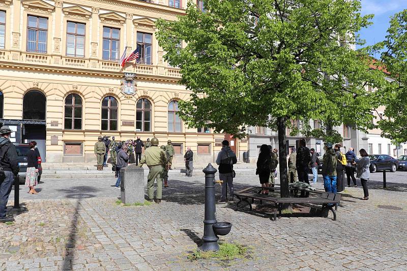 Odhalení pamětní desky na prachatickém Velkém náměstí. Bude připomínat osvobození ameriskou armádou.