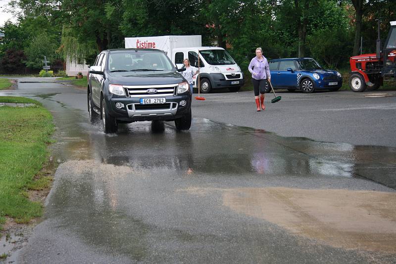 Tři domy, ve kterých počítají majitelé škody,  vytopené sklepy, podmáčené trávníky a nepořádek. To všechno za sebou nechala voda, která protekla obcí Chlumany na Prachaticku v sobotu 22. června.